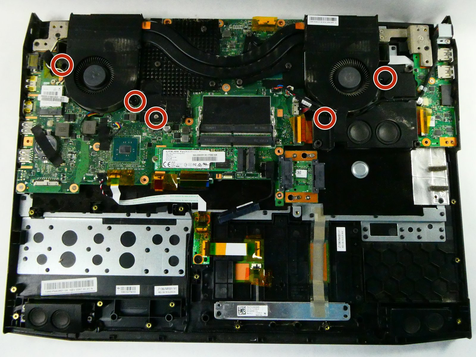 Internal Photo of Acer Predator 17 G9-791 G9-792 G9-793 Latin LA backlit keyboard with palmrest (Acer Predator 17 G9-791)